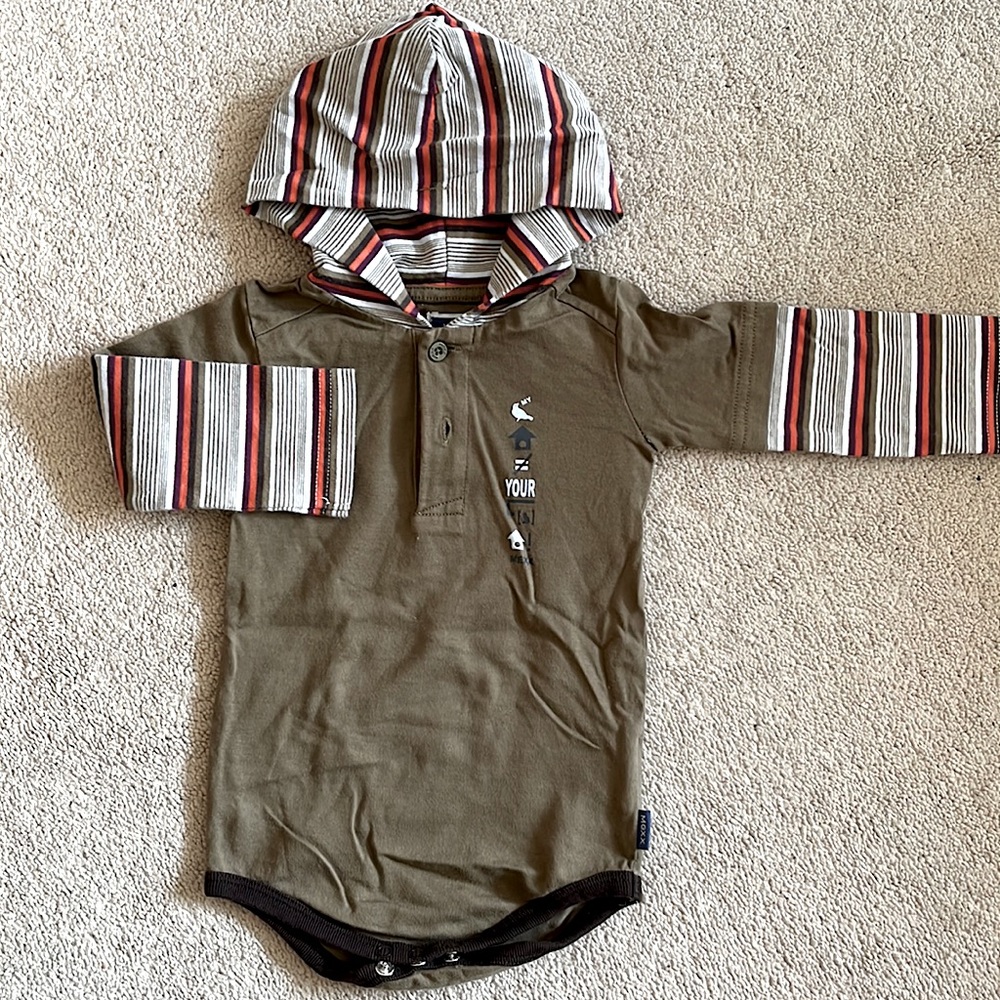 Mexx original onesies, long sleeves and hood. Size 6-9m. Like new condition.